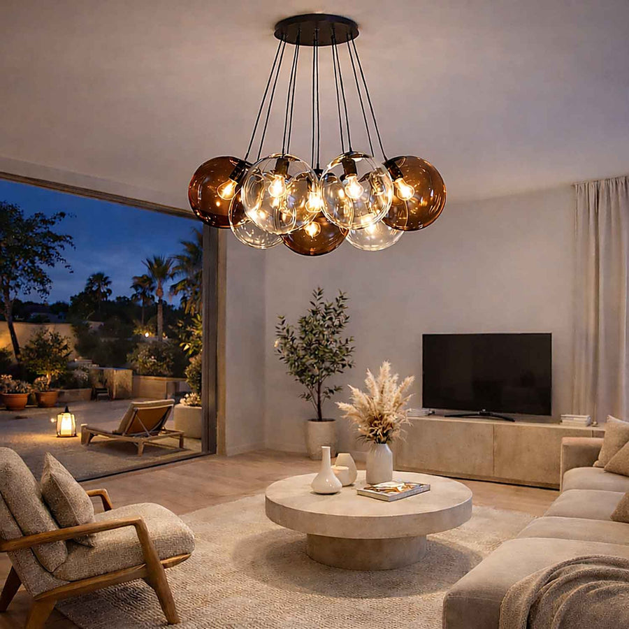 Luminaire aux verres ambrés et transparents éclairant un séjour moderne, fauteuil et télévision