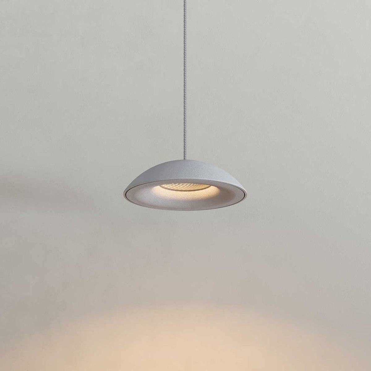 Détail rapproché d'une coupole blanche éclairée, diffusant une lumière chaude