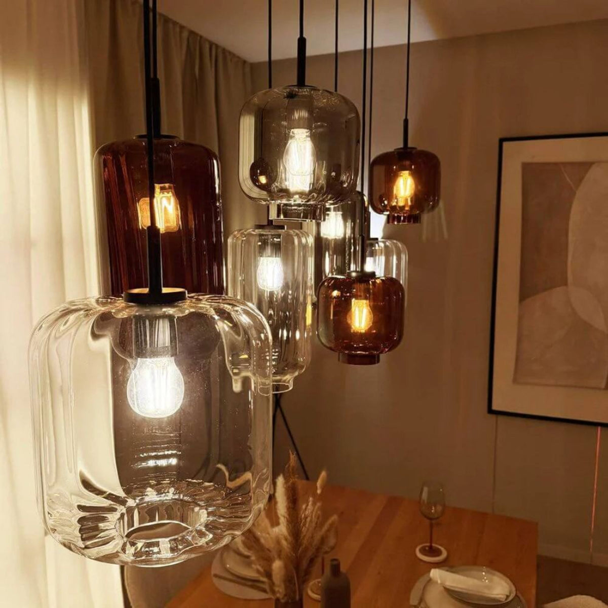 Vue en intérieur, grappe de verres transparents et fumés suspendus au-dessus d'une table