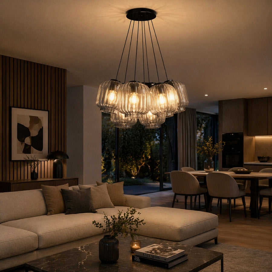 Suspension grappe allumée au-dessus d'un salon, sept verres striés diffusant une lumière chaude