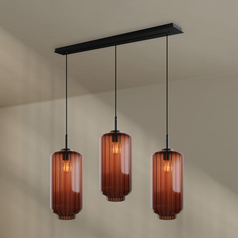 Vue de face, trois globes de verre ambré suspendus à une barre rectangulaire noire