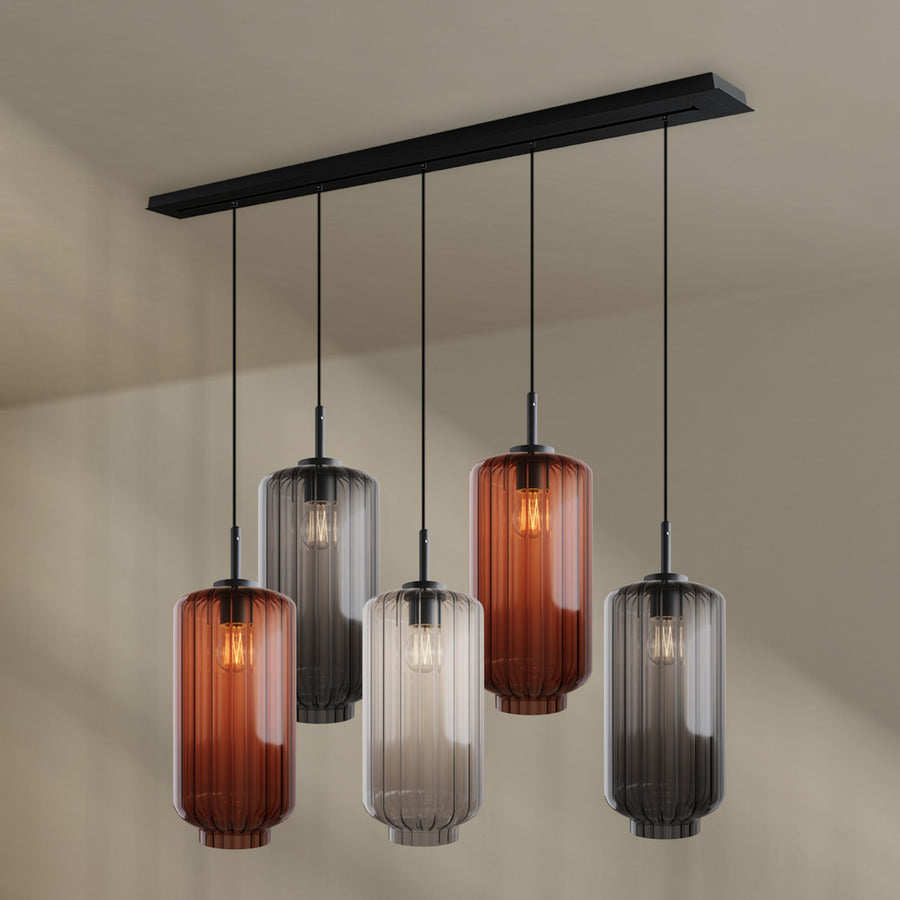 Vue de face, cinq verres multicolores ambre fumé et transparent suspendus côte à côte