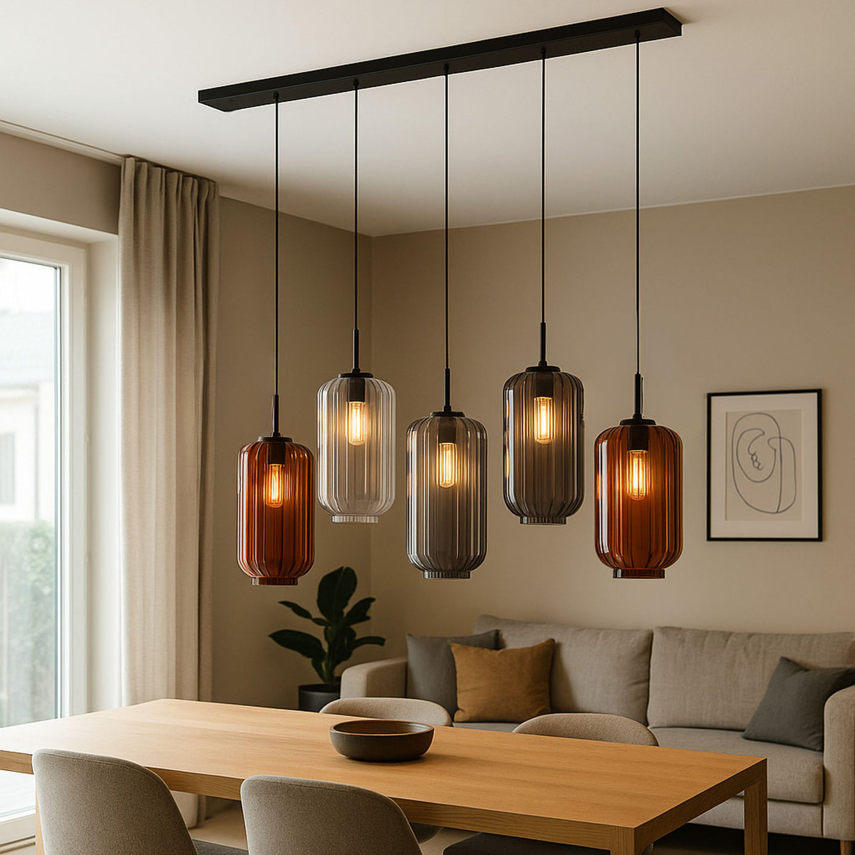 Suspension cinq verres colorés au-dessus d'une table en bois clair, intérieur chaleureux
