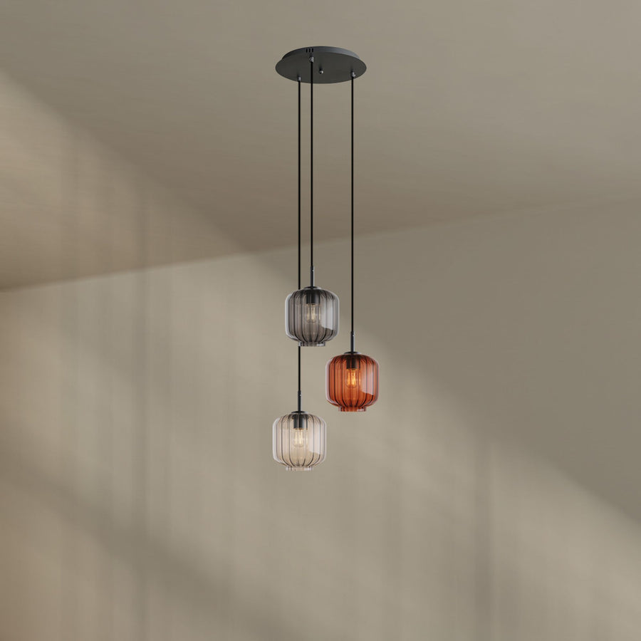 Détail de la suspension avec verres ambré, fumé et transparent côte à côte
