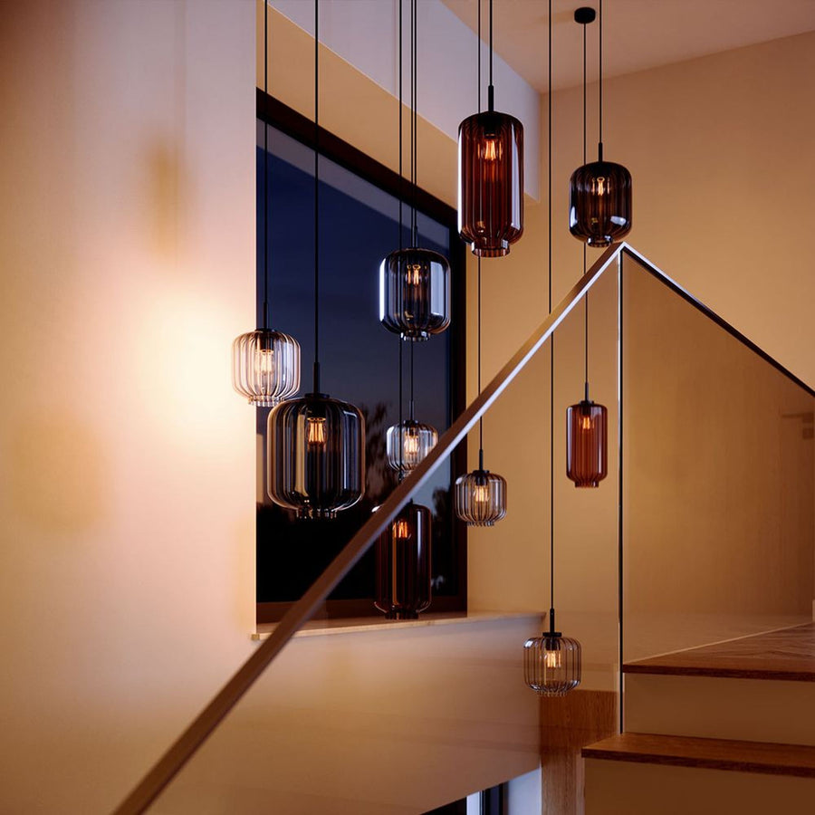 Détail rapproché des verres ambrés et fumés éclairés, finition striée et câbles noirs