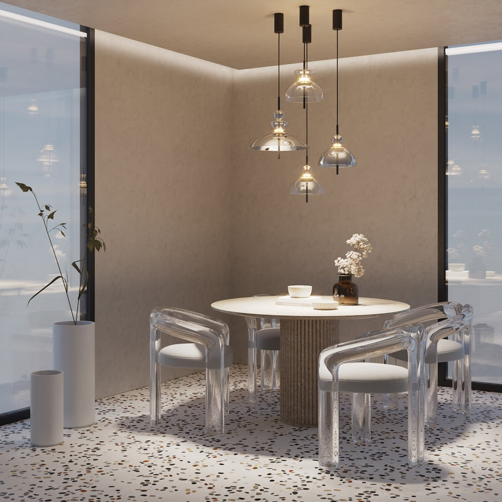 Mise en ambiance : plusieurs suspensions allumées au-dessus d'une table ronde dans un intérieur