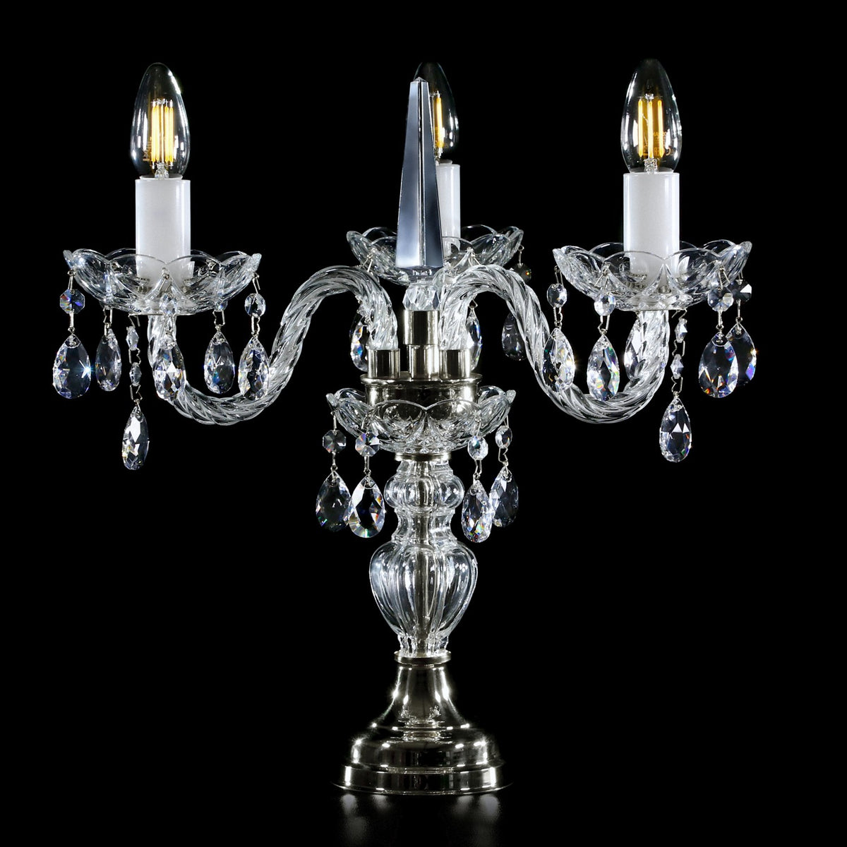 Lampe à poser en cristal à trois bras recourbés, finition base argentée, pampilles suspendues