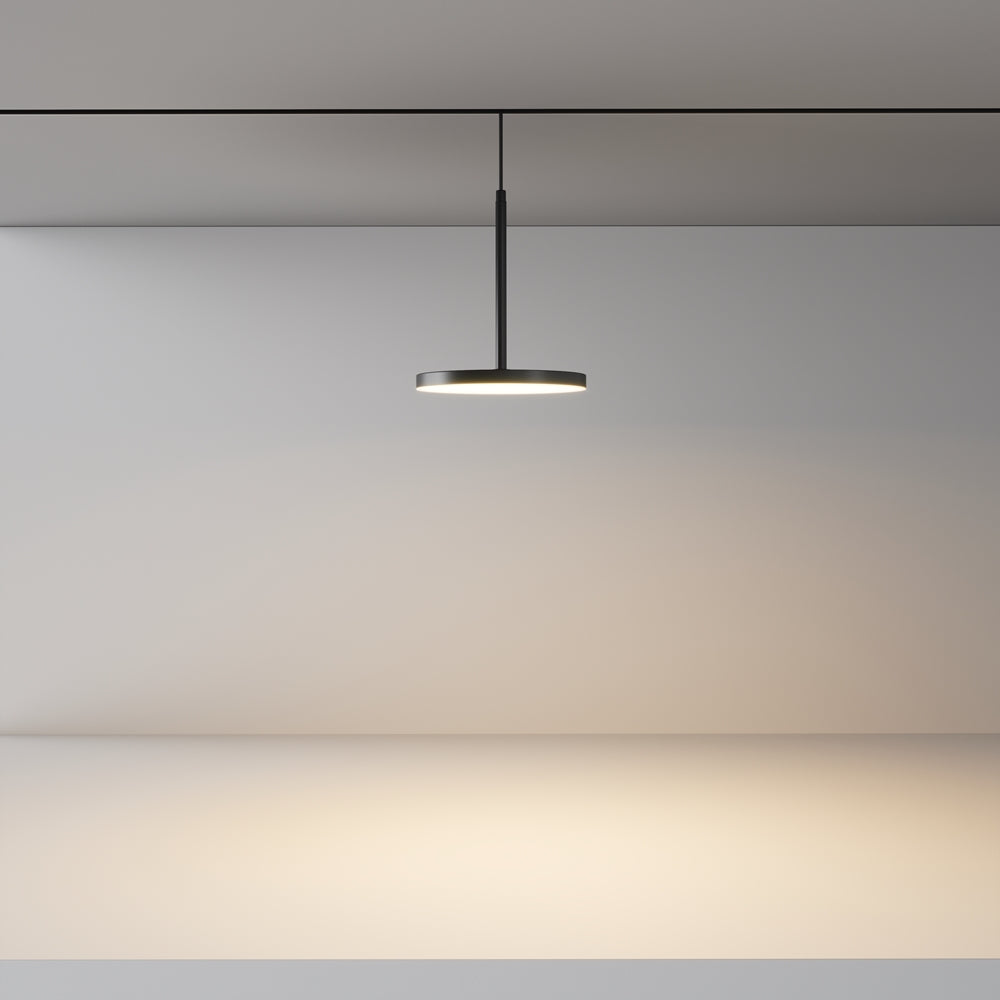 Mise en ambiance dans une pièce sombre, halo lumineux diffusé sur le mur