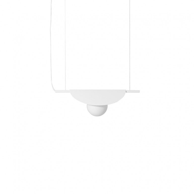 Vue rapprochée de la suspension blanche, abat-jour bombé et sphère opaline