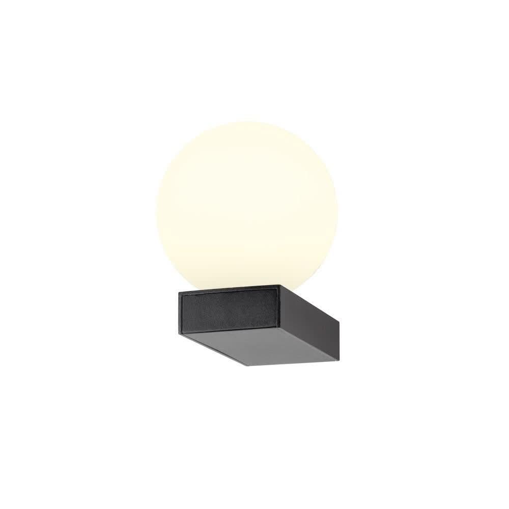 Applique murale noire avec globe sphérique opalin allumé, vue de face sur fond blanc.