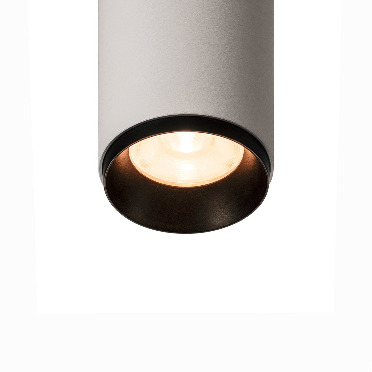 Détail du bas allumé, rebord noir et lumière chaude.