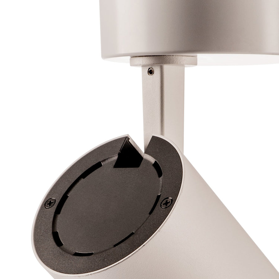 Détail du raccord et de l'embase noire du spot orientable blanc.
