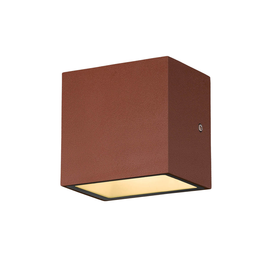 Profil de l’applique murale rouille, boîtier carré et large diffuseur lumineux.