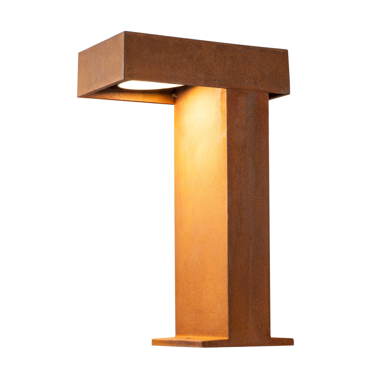 Face avant du lampadaire montrant la lueur chaude projetée sur le fût