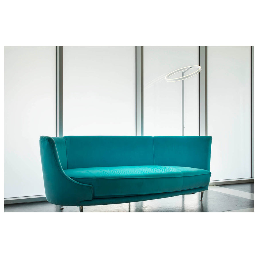 Mise en situation du lampadaire dans un salon moderne avec un canapé bleu.