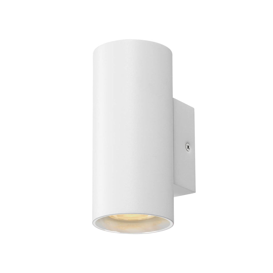 Applique murale blanche cylindrique isolée, vue de trois quarts avec plaque de fixation latérale.