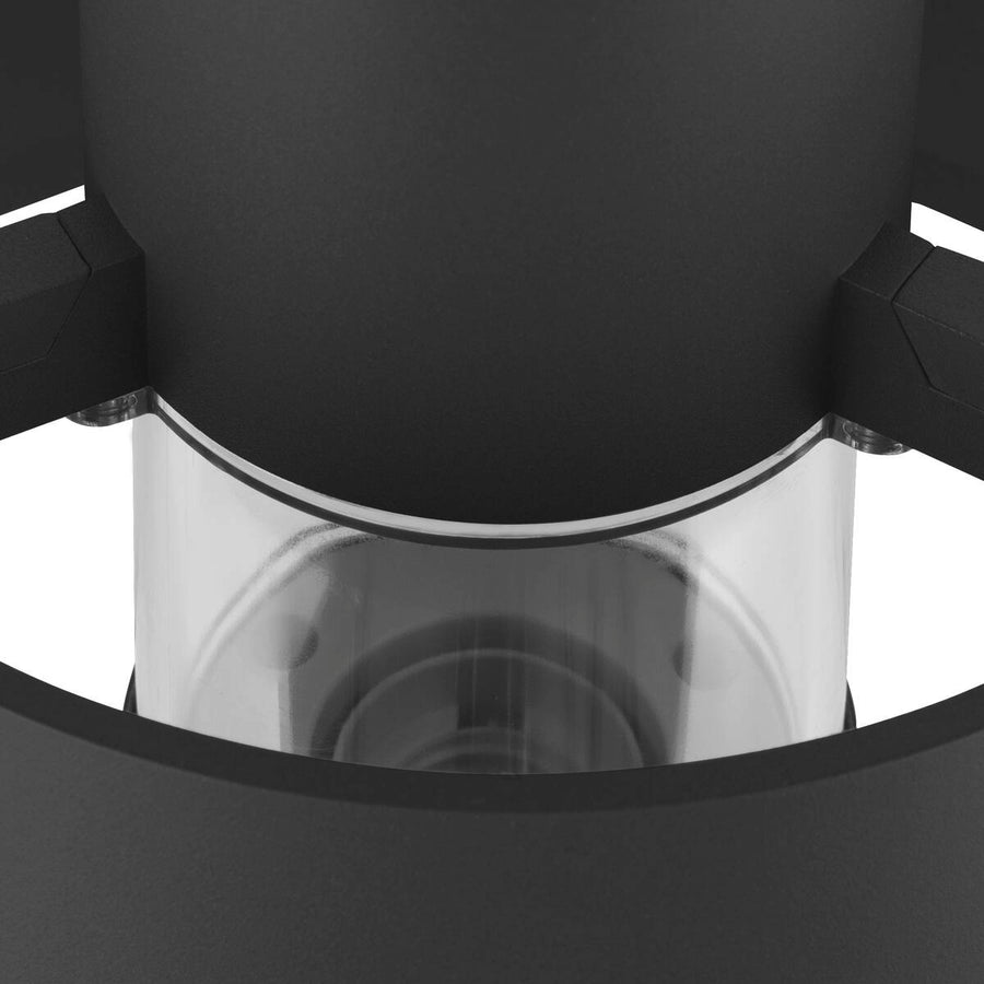Détail rapproché du diffuseur transparent et de la fixation sous l’abat-jour noir.