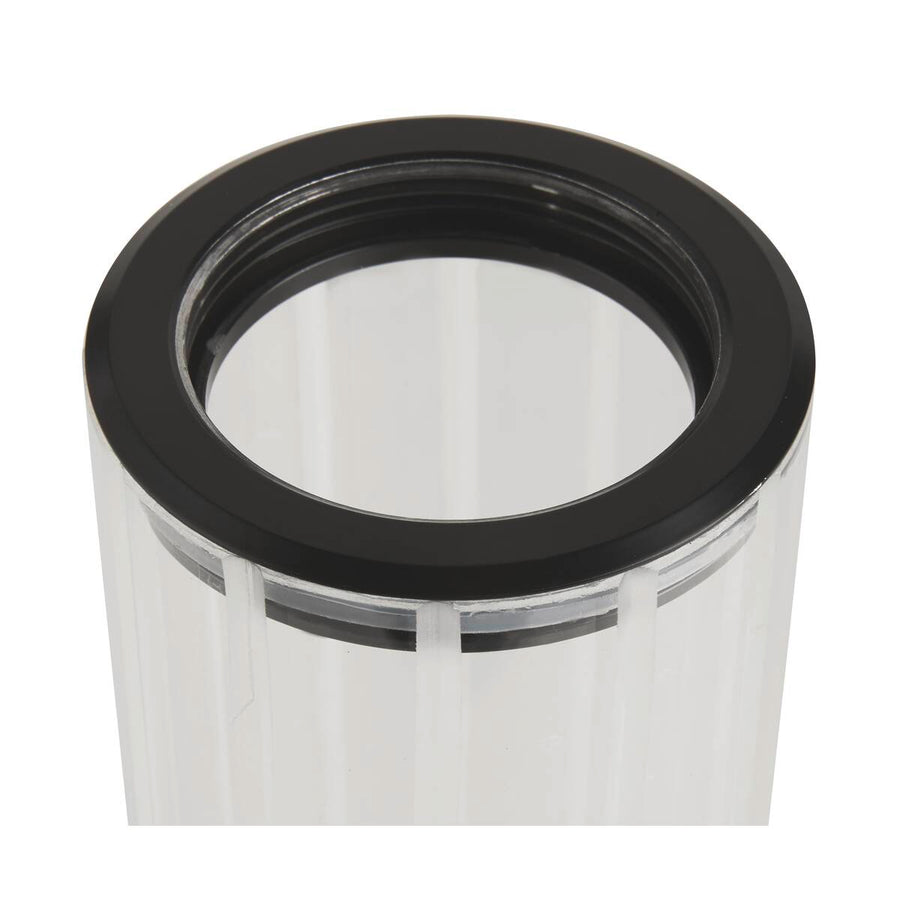 Gros plan sur l'anneau noir supérieur et les cannelures du verre transparent.