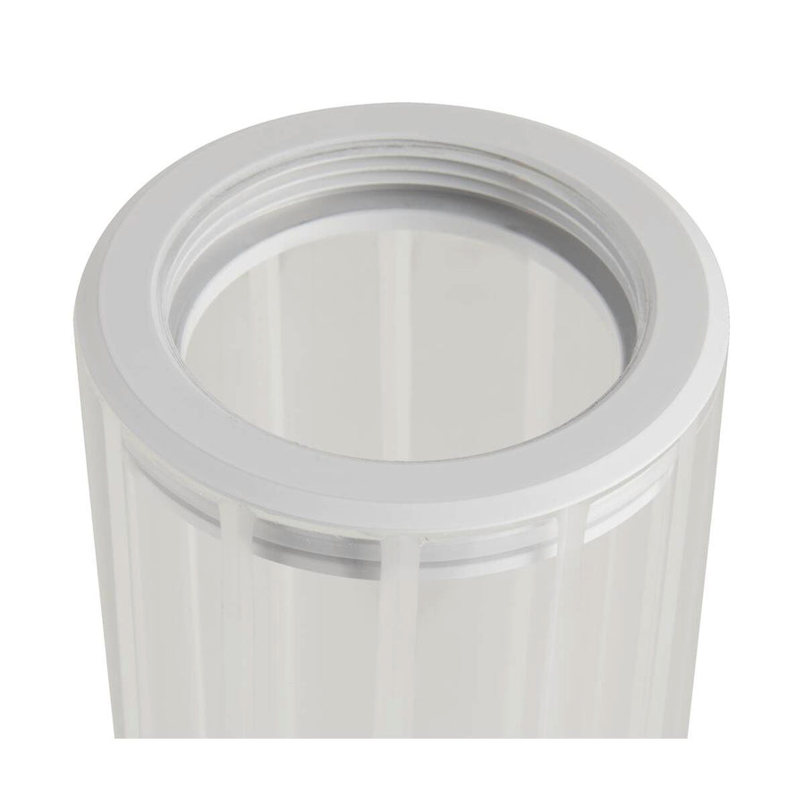 Gros plan sur l'embout circulaire blanc et la structure du verre.