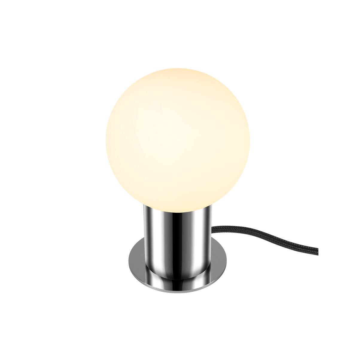 Lampe à poser allumée, globe opalin et base chromée cylindrique sur fond blanc.