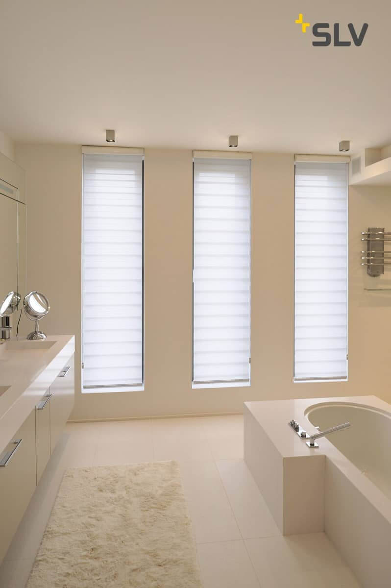 Trois spots carrés installés au plafond d'une salle de bain moderne