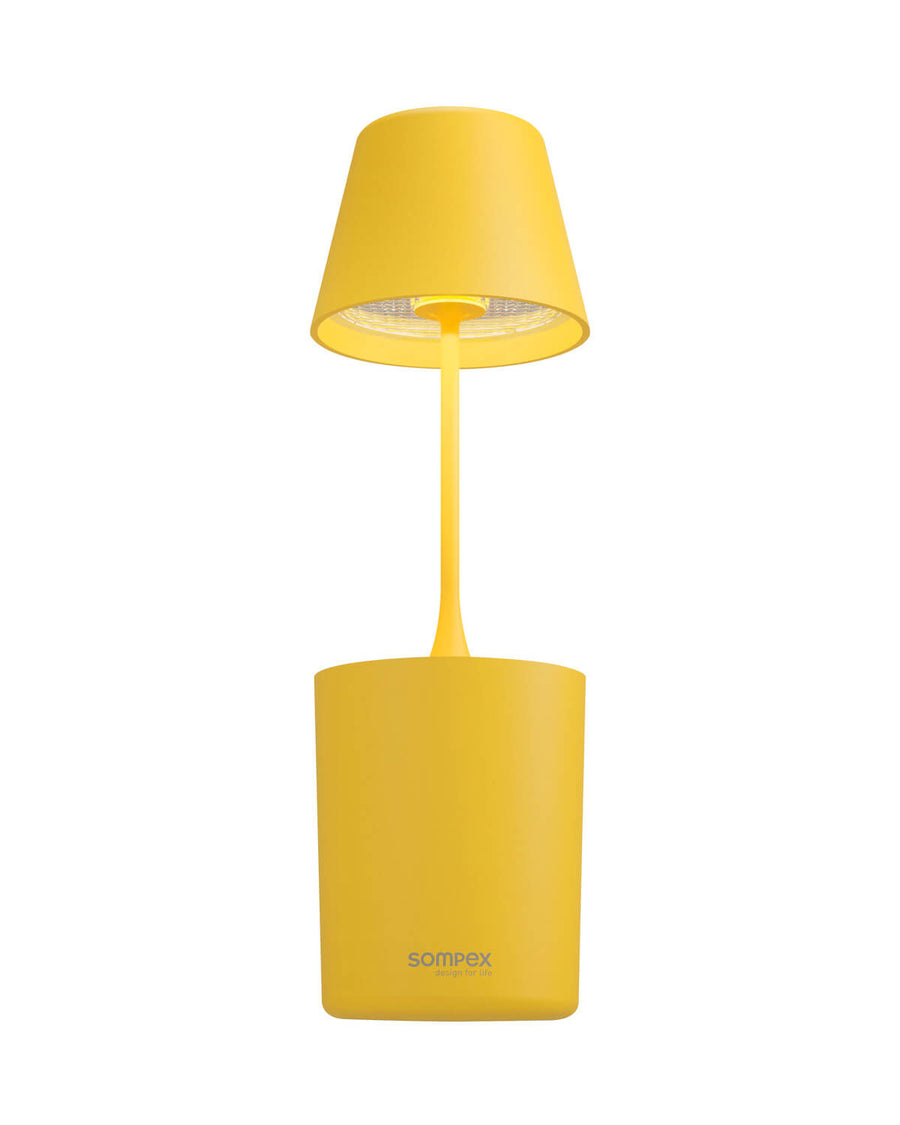 Vue en contre-plongée de l'abat-jour jaune, montrant la source lumineuse interne.