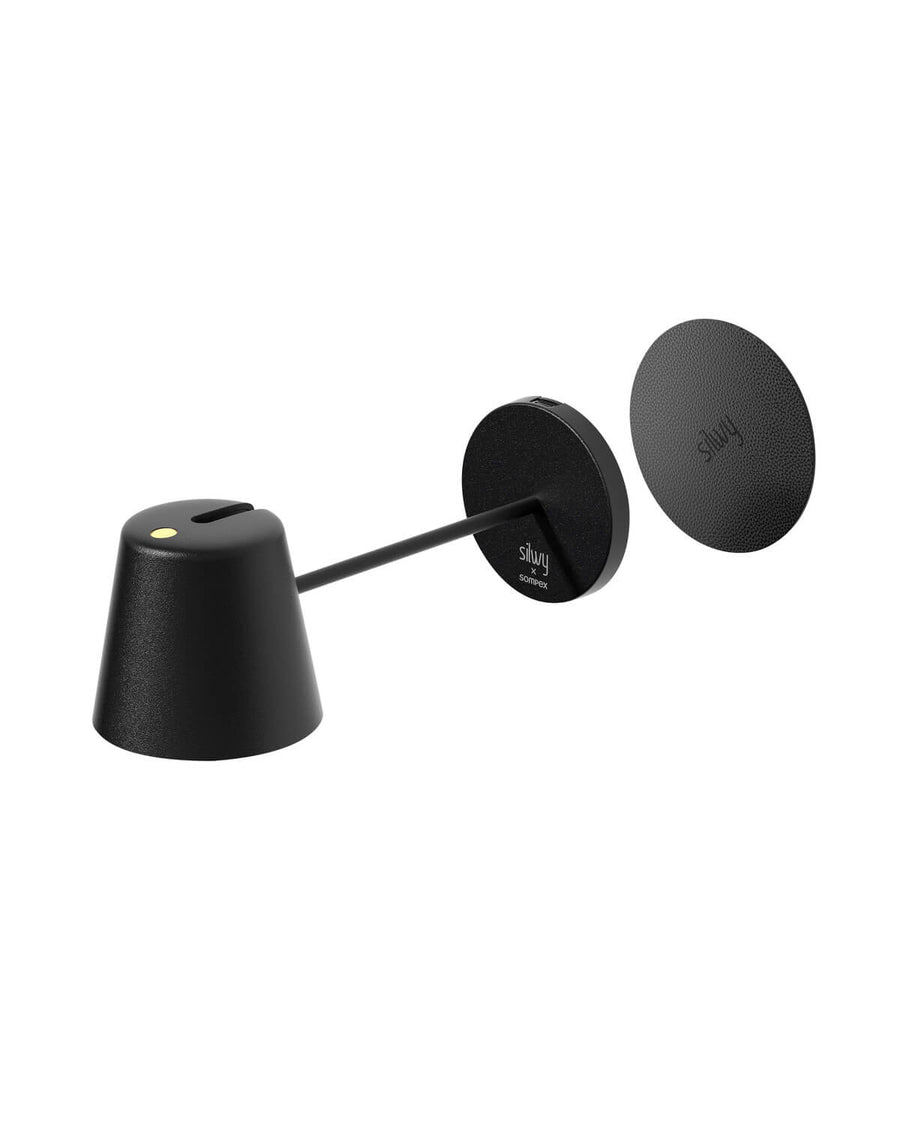 Vue de profil montrant le socle magnétique ovale détaché et la lampe inclinée