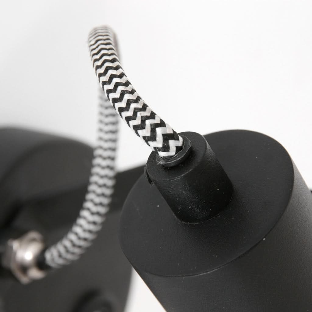 Spot Acier 3337ZW Zwart se traduit en français par "Spot en acier 3337ZW noir". | Designix - - https://designix.fr