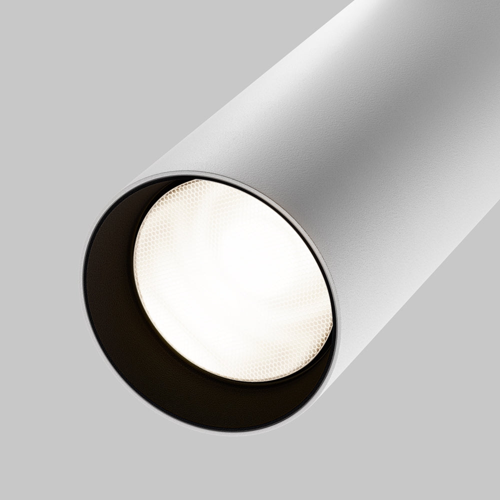 Détail de la face avant : lentille et grille nid d'abeille anti-éblouissement sur bord noir.