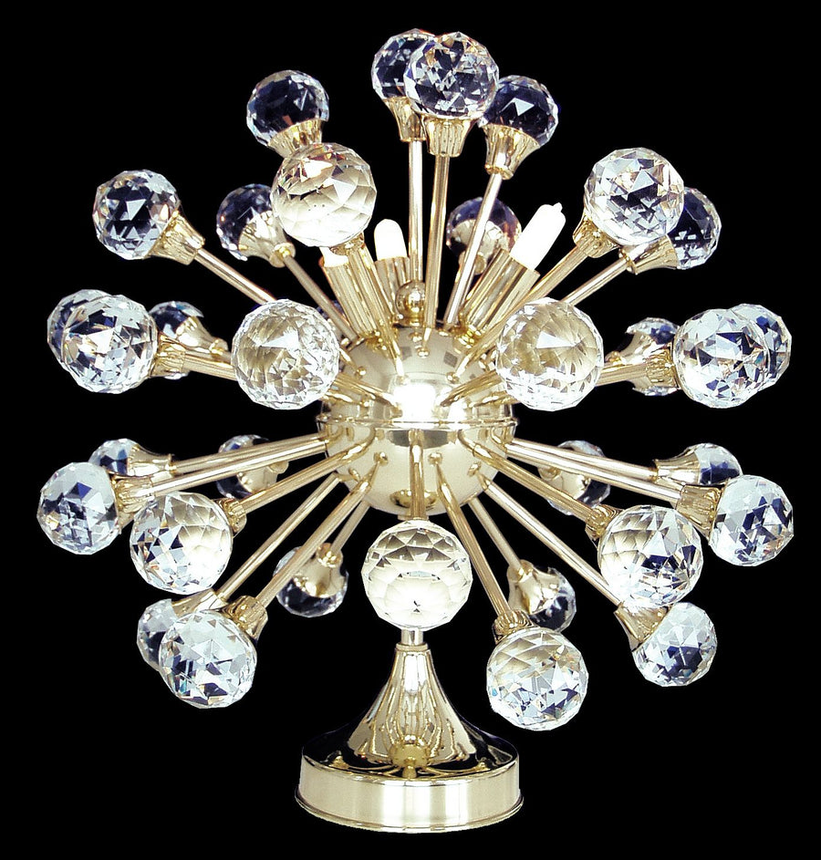 Vue de face du luminaire doré, détail des sphères facettées et de la base évasée brillante