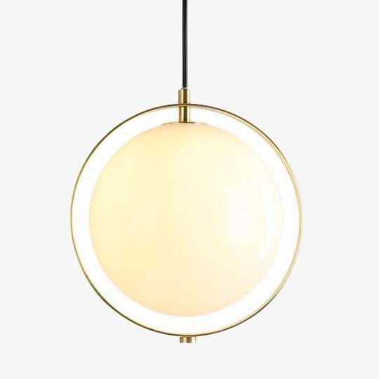 Suspension boule en verre opalin cerclée d'un anneau doré, vue de face sur fond blanc