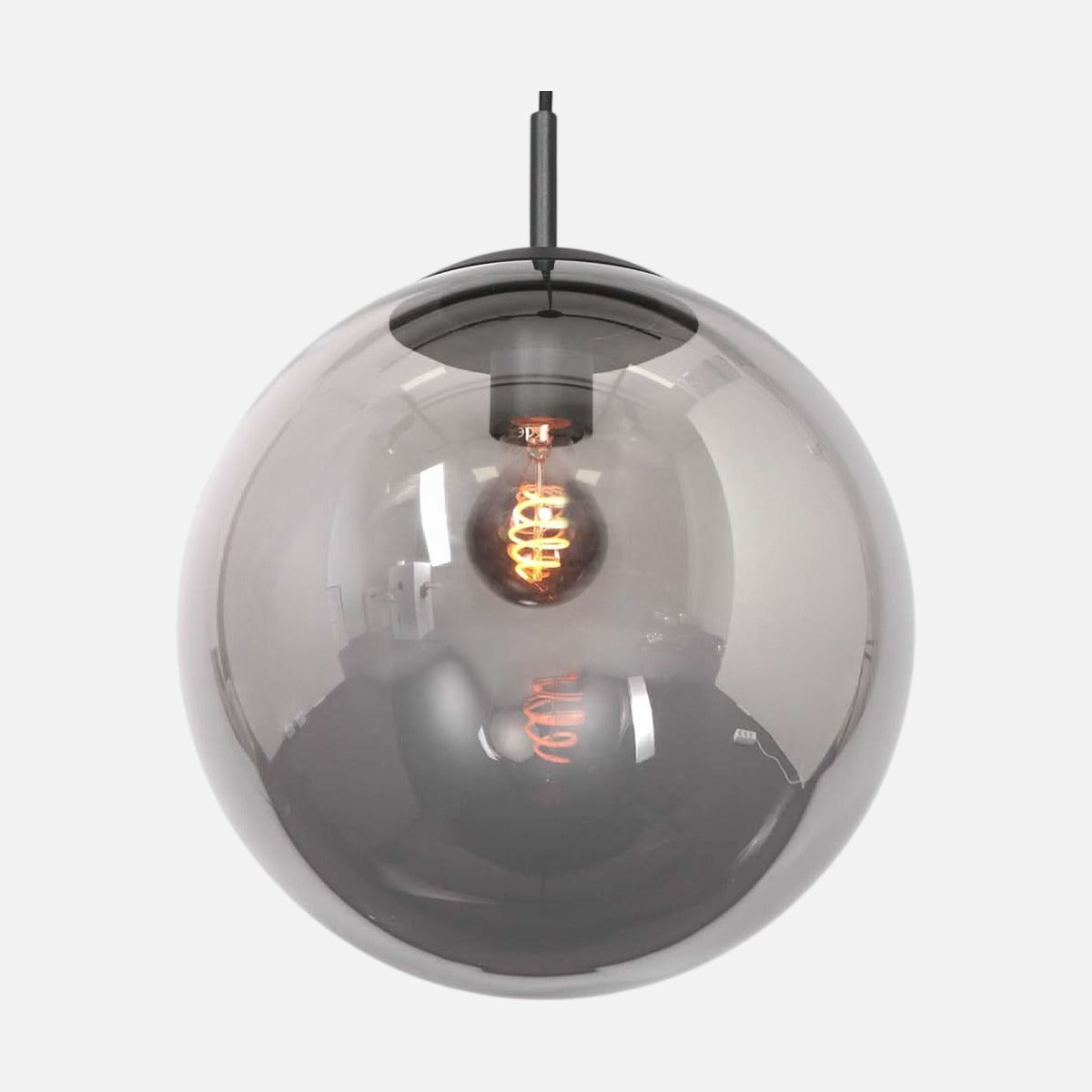 Suspension globe noir Bollique, boule en verre fumé Ø 20 cm sur fond gris