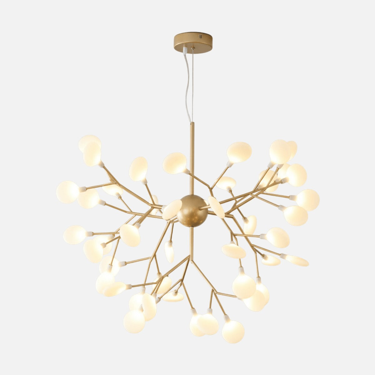 Suspension luminaire arbre doré Lueur Sylvestre, lustre branche LED sur fond gris clair – Designix.fr
