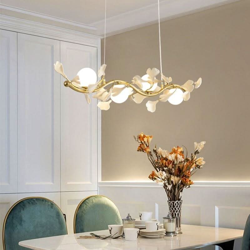 Luminaire fleuri suspendu près d'une table blanche et d'un bouquet séché