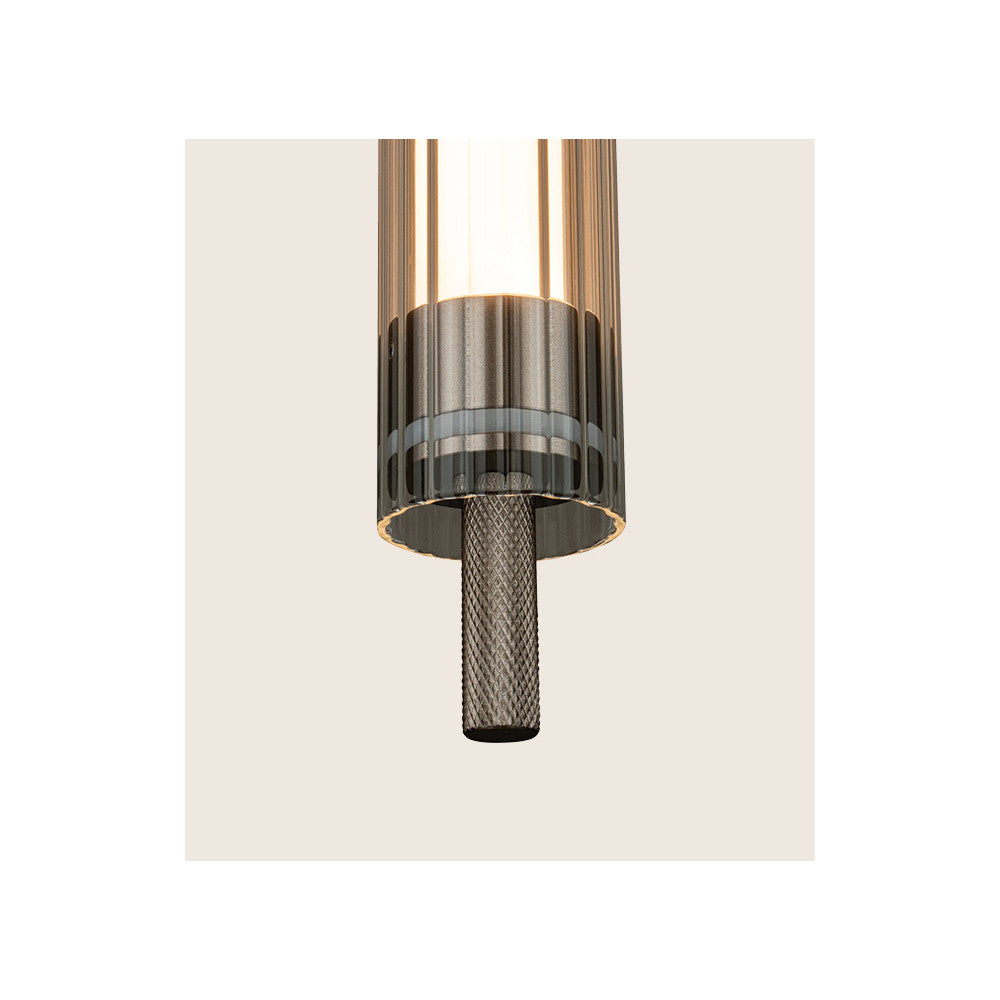 Gros plan sur l'extrémité inférieure de la suspension cylindrique en verre et métal brossé.