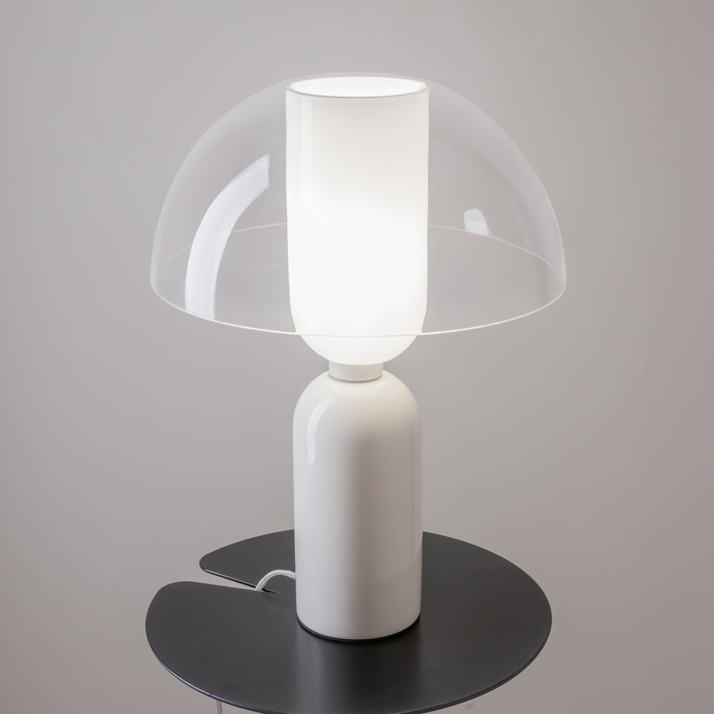 Vue rapprochée de la lampe, double abat-jour et base cylindrique blanche.