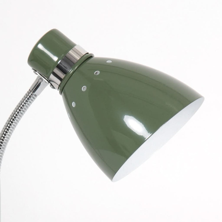 Gros plan sur l'abat-jour bombé vert et la bague chromée du col