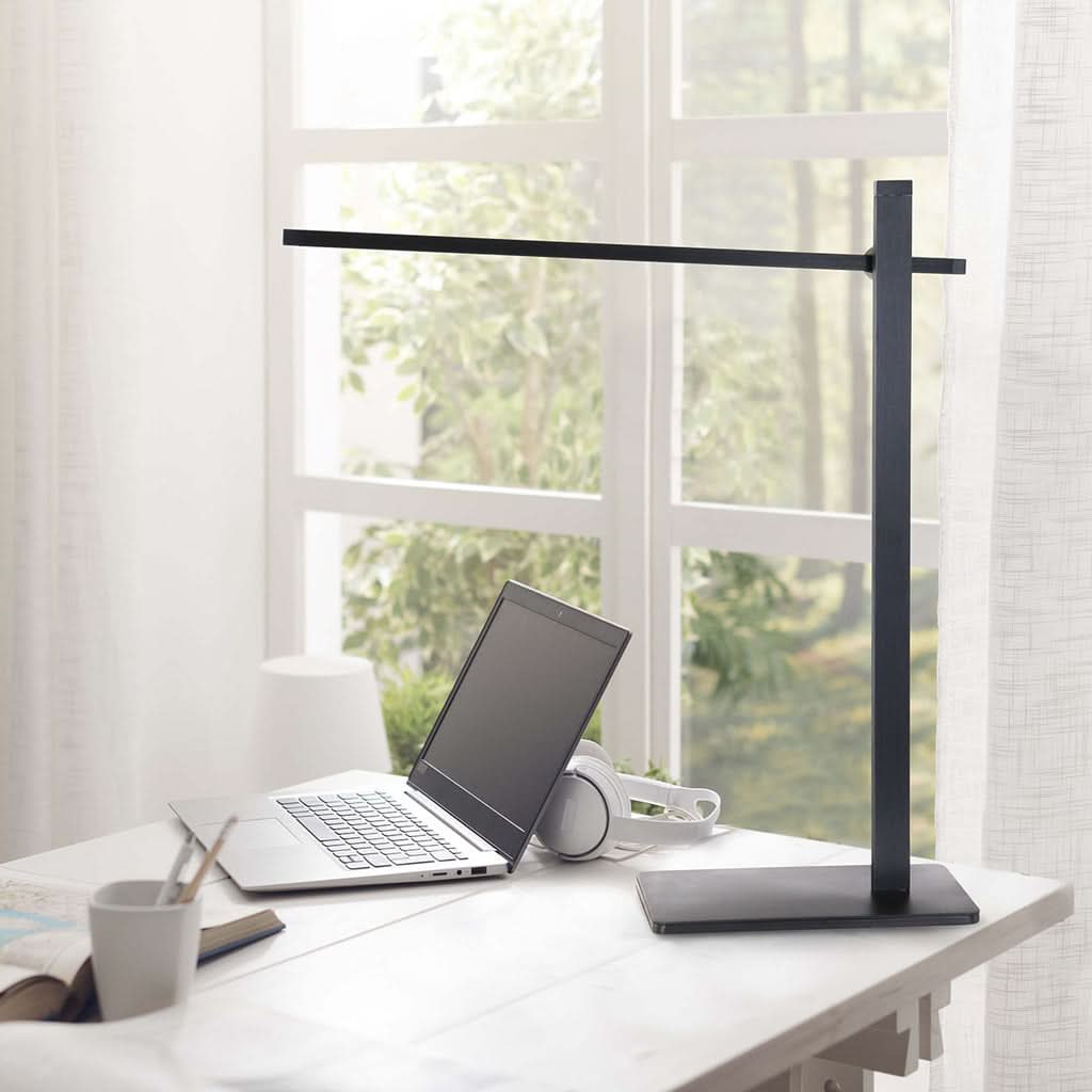 Mise en ambiance sur un bureau clair avec ordinateur portable et fenêtre