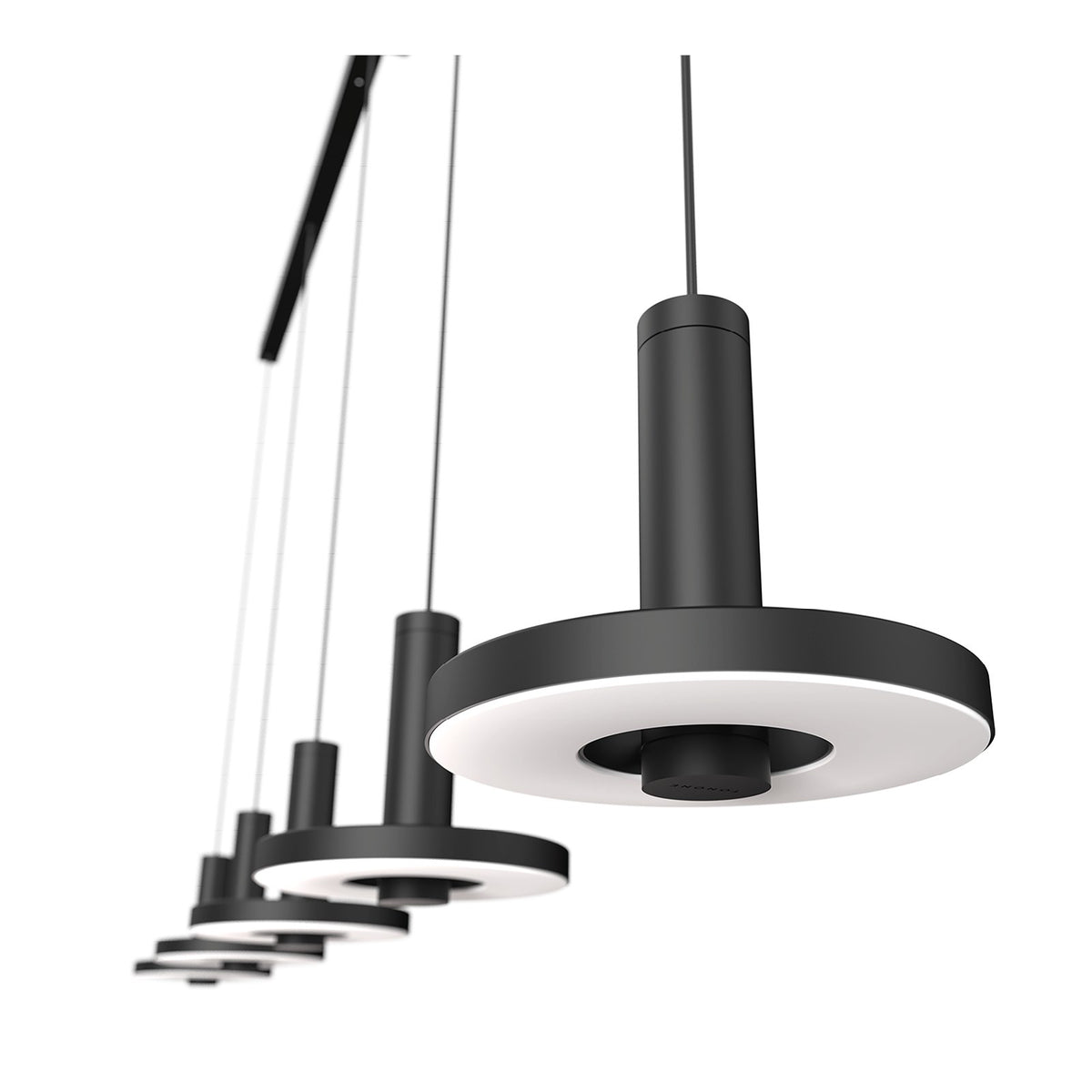 Plusieurs suspensions noires décalées en hauteur, un luminaire net au premier plan.