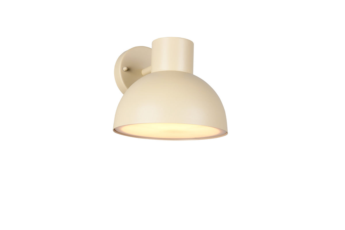 Vue rapprochée de l'applique beige allumée, abat-jour demi-sphérique sur fond blanc.