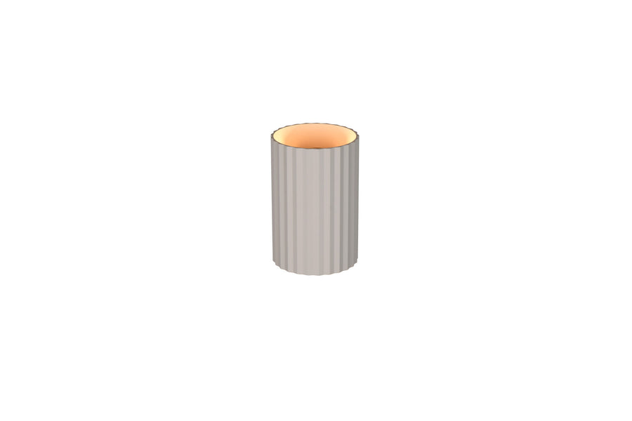 Vue en plongée montrant l intérieur orange et la lumière allumée du luminaire cylindrique.