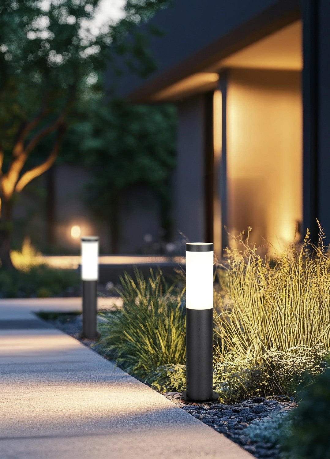 Mise en ambiance nocturne sur une allée de jardin avec deux bornes