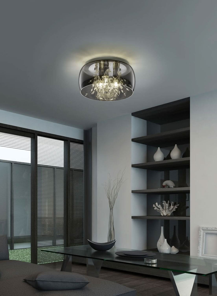 Vue rapprochée du luminaire allumé avec cristaux et intérieur contemporain
