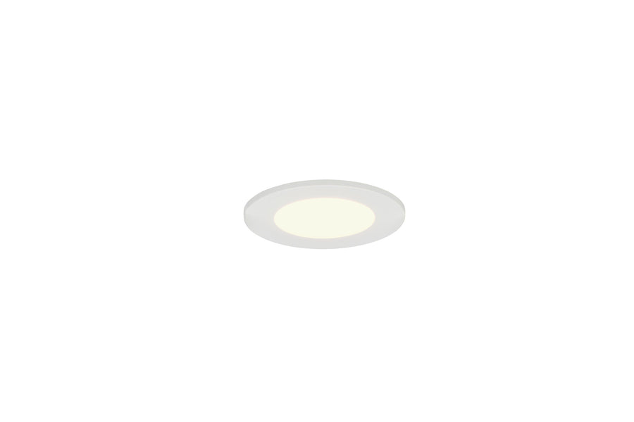 Spot encastré allumé, diffuseur blanc laissant passer une lumière chaude