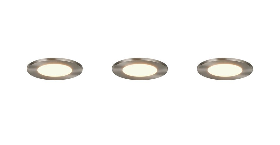 Trois spots encastrables ronds nickel satiné vus de face, lumière allumée sur fond blanc.