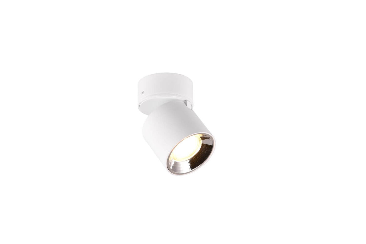Vue de dessous du plafonnier orientable éclairé, fond blanc immaculé.