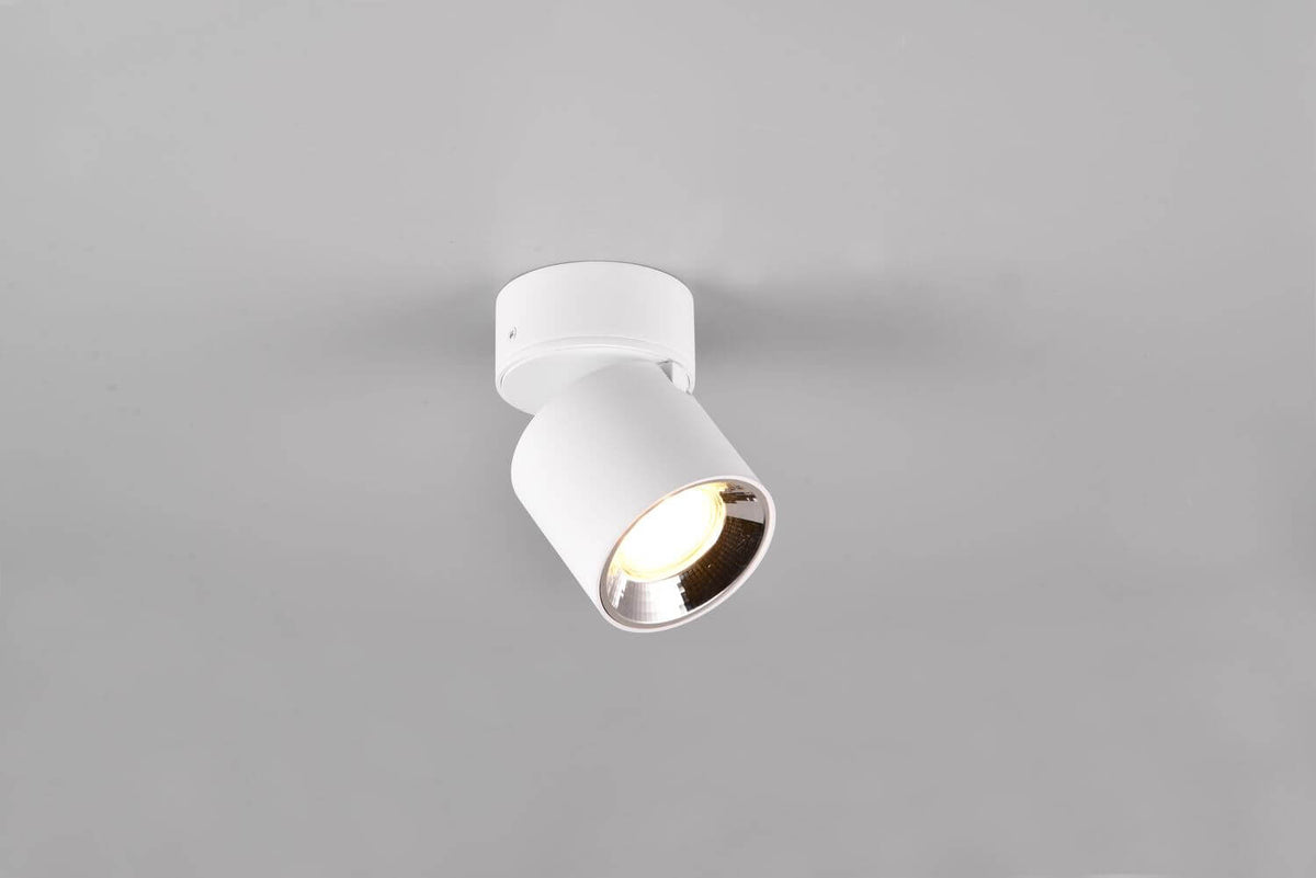 Mise en ambiance du plafonnier blanc fixé au plafond gris clair.