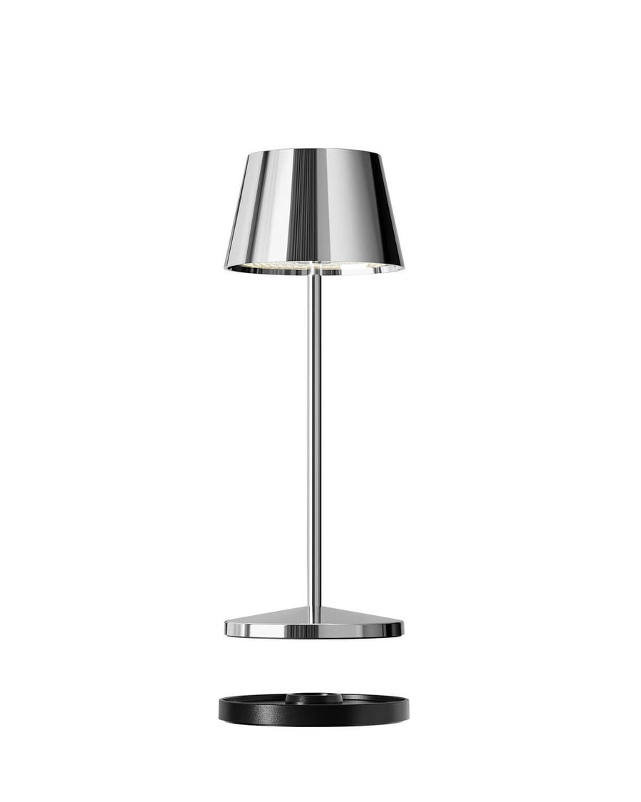 Vue de face de la lampe chromée et sa base de recharge noire séparée