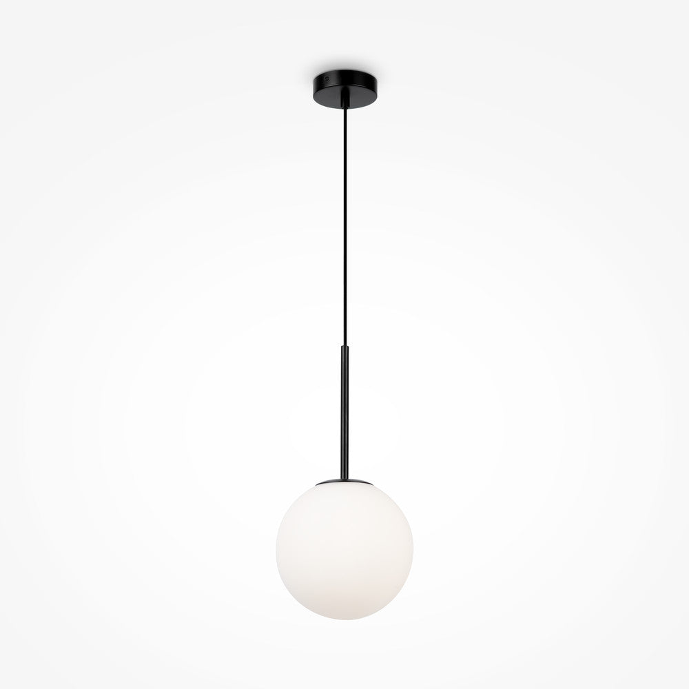 Suspension noire avec globe blanc en verre opalin, vue de face sur fond blanc