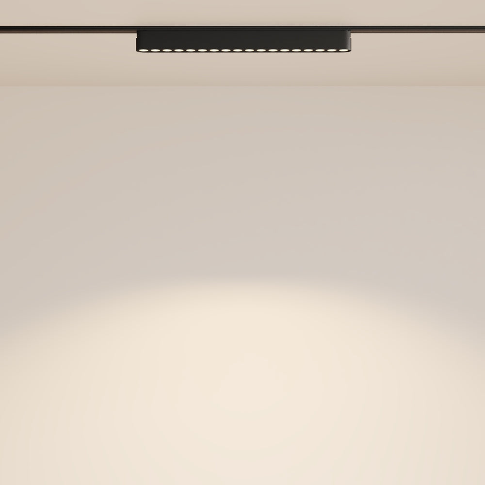 Mise en ambiance : le faisceau lumineux chaud se diffuse sur un mur clair.